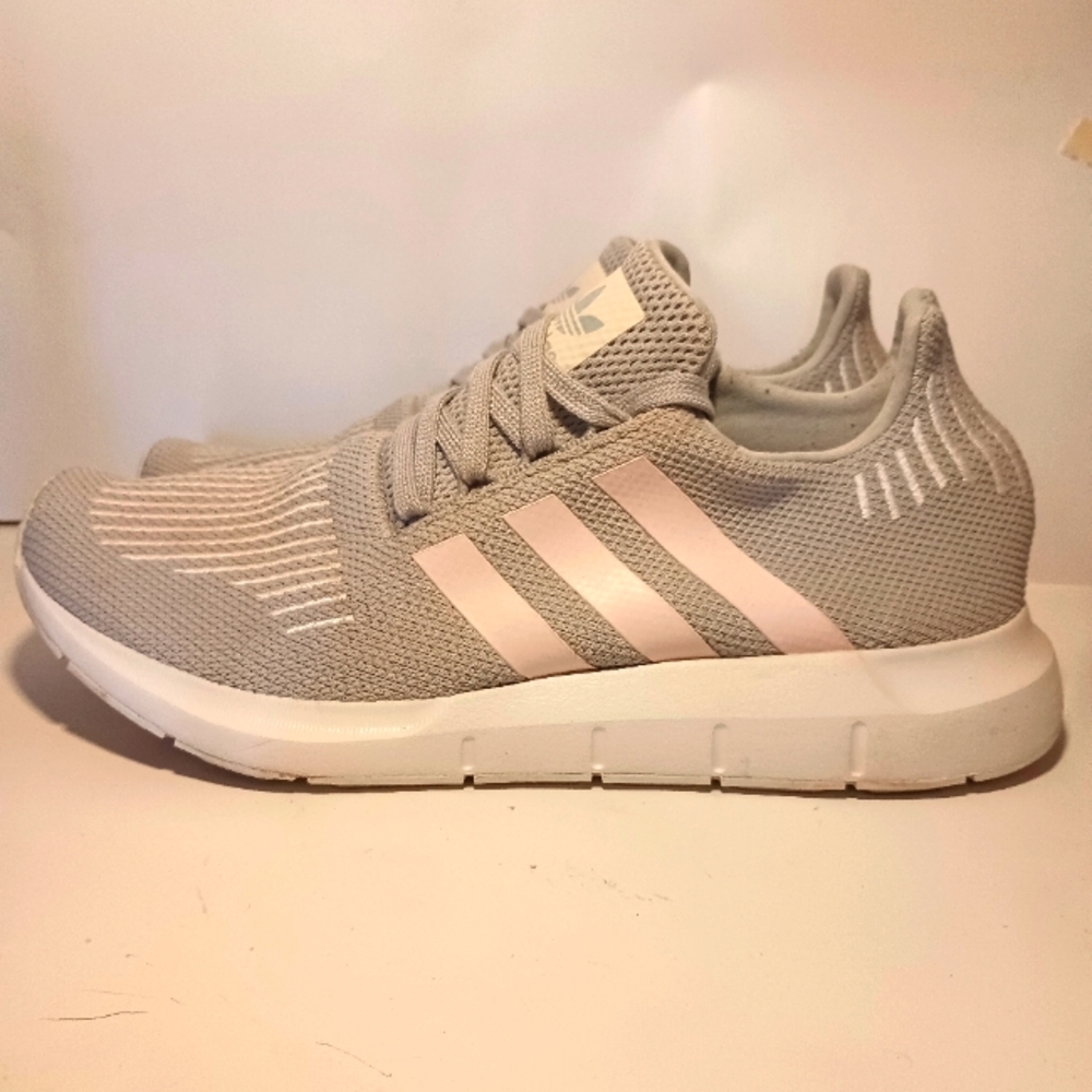 Adidas Swift Run Gray/Icey Pink Women's Size 10 CG4140